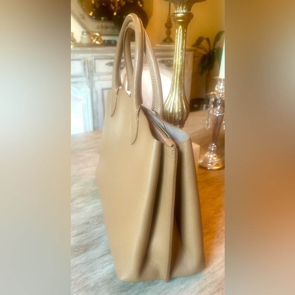 Elegant Tan Leather Handbag, perfect to carry to work, made in Italy - Picture 4 of 13